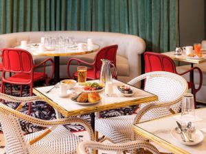 - un restaurant avec des tables et des chaises où vous pourrez manger dans l'établissement Mercure Paris Gare De Lyon Opera Bastille, à Paris