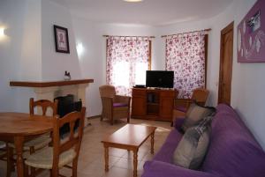 ein Wohnzimmer mit einem Sofa und einem Tisch in der Unterkunft 0323 Villa Tosalet Abeto in Balcon del Mar