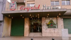 una tienda frente a un hotel de lujo con un cartel en Crystal Hotel en Salta