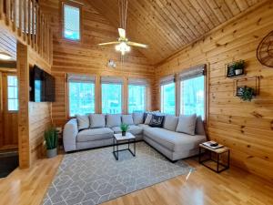 a living room with a couch and a ceiling fan at Jukuvilla in Kalajoki