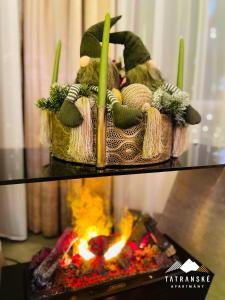 une présentation d'un panier avec un feu dans celui-ci, dans l'établissement Luxusný Apartmán Hrebienok Resort - Tatranské Apartmány, à Starý Smokovec 30 autres photos