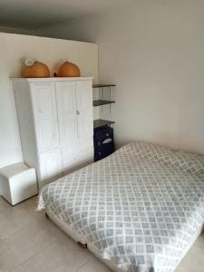 a bedroom with a bed and baskets on a cabinet at Monoambiente en pleno centro in Santa Fe