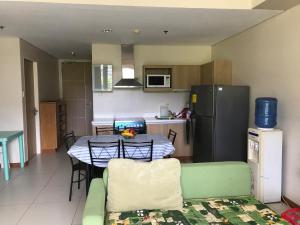 Kuchyňa alebo kuchynka v ubytovaní Creys Condo 2 at Pico de Loro Cove