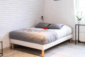 Una cama con flores en un dormitorio en Suite Belmondo - 4P - Proche Disney, en Montry