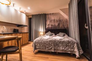 Posteľ alebo postele v izbe v ubytovaní Apartamenty Jedlina