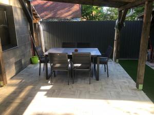 Patio alebo iná vonkajšia časť ubytovania Sirály 2 Apartman