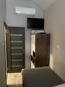 Televízia a/alebo spoločenská miestnosť v ubytovaní Sirály 2 Apartman