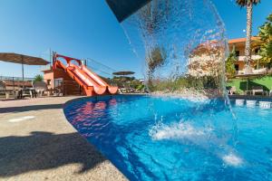 Bazén v ubytování Apartamentos Atlántico Resort nebo v jeho okolí