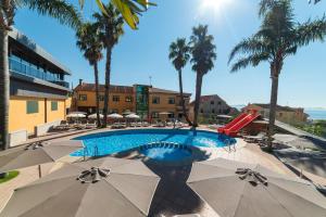 Bazén v ubytování Apartamentos Atlántico Resort nebo v jeho okolí