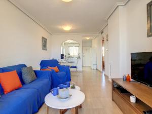 マール・デ・クリスタルにあるRibera Beach 3 - 6606のリビングルーム(青いソファ、テレビ付)