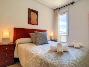 マール・デ・クリスタルにあるRibera Beach 3 - 6606のベッドルーム1室(大型ベッド1台、窓付)