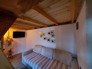 a living room with a couch and a tv at Relax Inn in Korçë