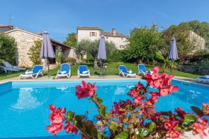 una villa con piscina e mobili da giardino di Holiday Home Tamaris with Pool a Višnjan (Visignano) Altre 30 foto