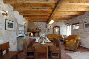 una cucina e un soggiorno con tavolo e sedie di Holiday Home Tamaris with Pool a Višnjan (Visignano)