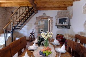 una sala da pranzo con un tavolo con frutta e fiori di Holiday Home Tamaris with Pool a Višnjan (Visignano)