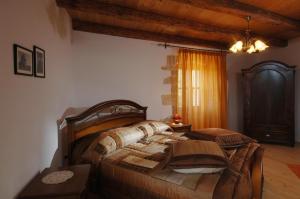 una camera con letto in legno e cuscini sopra di Holiday Home Tamaris with Pool a Višnjan (Visignano)