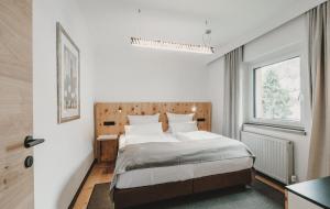 Łóżko lub łóżka w pokoju w obiekcie Hotel & Appartements Tiroler Buam