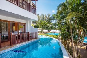 Bazén v ubytování Arinara Beach Resort Phuket - SHA Extra Plus nebo v jeho okolí