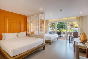 Postel nebo postele na pokoji v ubytování Arinara Beach Resort Phuket - SHA Extra Plus