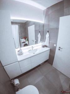 Koupelna v ubytování Luxury New Apt in Downtown (83 sqm)