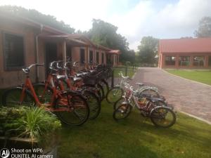 eine Gruppe von Fahrrädern, die neben einem Gebäude geparkt werden in der Unterkunft Auszeithof Otersen - Ferienwohnung 2 in Kirchlinteln