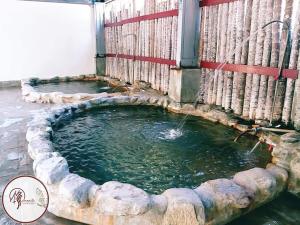 una pequeña piscina de agua con una valla alrededor en INUAN Hotspring Villa, en Taimali