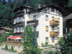 un gran edificio con balcones en un lateral en Hotel garni Floriani, en Berchtesgaden