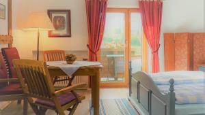 een kamer met een tafel en een slaapkamer met een bed bij Hotel garni Floriani in Berchtesgaden