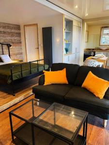ein Wohnzimmer mit einem Sofa und einem Bett in der Unterkunft Odhrán Lodge, St Conan's Escape: Home with a view in Loch Awe