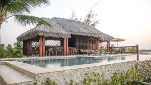 ein Ferienresort mit Schwimmbad und Hütte in der Unterkunft Collina Beach in Amontada + 53 Fotos