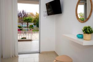 Uma TV ou centro de entretenimento em Bella Terra Nature Living