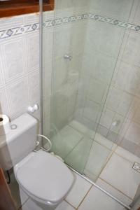 布希奧斯的住宿－Mirante de geriba!，一间带卫生间和玻璃淋浴间的浴室