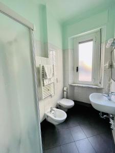 W łazience znajduje się umywalka, toaleta i prysznic. w obiekcie Via Padova 165 w Mediolanie