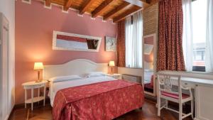 Ένα ή περισσότερα κρεβάτια σε δωμάτιο στο Primotel Brescia