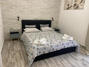 ein Schlafzimmer mit einem Bett mit zwei Handtüchern darauf in der Unterkunft Room27 in Taranto