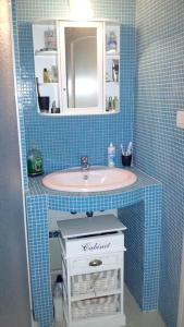 Un baño de One bedroom appartement with city view jacuzzi and furnished terrace at Castiglione 5 km away from the beach