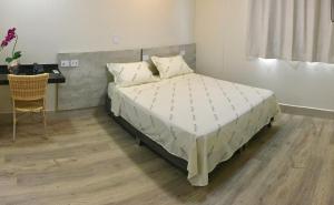 Hotel Avalon Maringá Econômico客房内的一张或多张床位