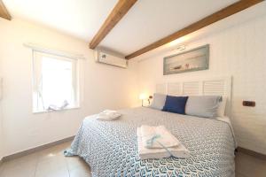 Ένα ή περισσότερα κρεβάτια σε δωμάτιο στο Charming Apartment in Trani with City View and Parking.