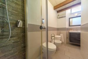 Ένα μπάνιο στο Charming Apartment in Trani with City View and Parking.