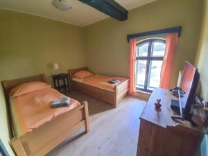 Postel nebo postele na pokoji v ubytování Na Kopečku AD 1795 - penzion s restaurací a wellness v Podkrkonoší