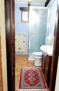Phòng tắm tại One bedroom appartement with city view enclosed garden and wifi at Caltanissetta