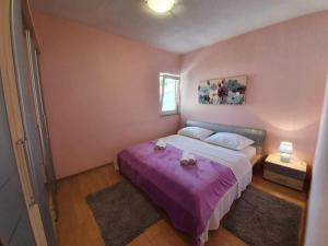 Posteľ alebo postele v izbe v ubytovaní Holiday apartment in Okrug Gornji with terrace, air conditioning, WiFi, washing machine 5059-3
