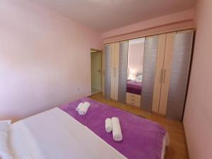 Posteľ alebo postele v izbe v ubytovaní Holiday apartment in Okrug Gornji with terrace, air conditioning, WiFi, washing machine 5059-3