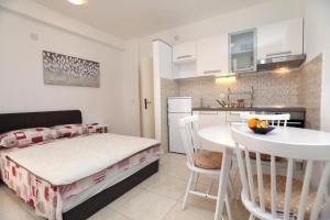 Kuchyňa alebo kuchynka v ubytovaní Holiday apartment in Okrug Gornji with terrace, air conditioning, WiFi, washing machine 5059-3