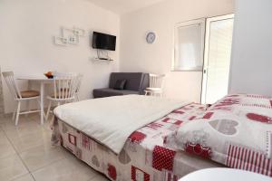 Posteľ alebo postele v izbe v ubytovaní Holiday apartment in Okrug Gornji with terrace, air conditioning, WiFi, washing machine 5059-3