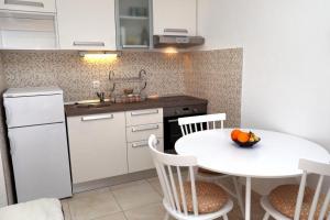 Kuchyňa alebo kuchynka v ubytovaní Holiday apartment in Okrug Gornji with terrace, air conditioning, WiFi, washing machine 5059-3