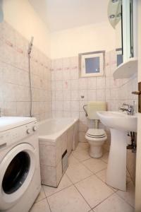 Kúpeľňa v ubytovaní Holiday apartment in Okrug Gornji with terrace, air conditioning, WiFi, washing machine 5059-3