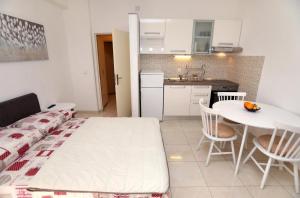 Kuchyňa alebo kuchynka v ubytovaní Holiday apartment in Okrug Gornji with terrace, air conditioning, WiFi, washing machine 5059-3