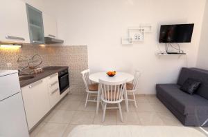 Kuchyňa alebo kuchynka v ubytovaní Holiday apartment in Okrug Gornji with terrace, air conditioning, WiFi, washing machine 5059-3