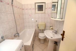 Kúpeľňa v ubytovaní Holiday apartment in Okrug Gornji with terrace, air conditioning, WiFi, washing machine 5059-3